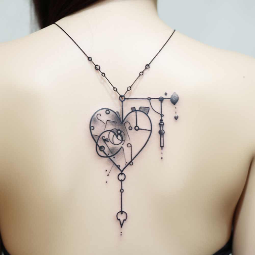 Tatuaggio cuore: 50 FOTO idee uniche e significati 2 Tatuaggio cuore effetto collana contraria schiena