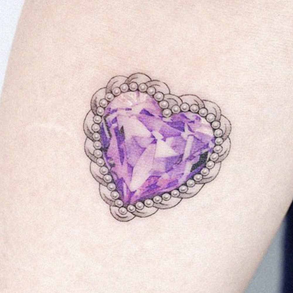 Tatuaggio giallo a forma di cuore Tatuaggio giallo a forma di cuore