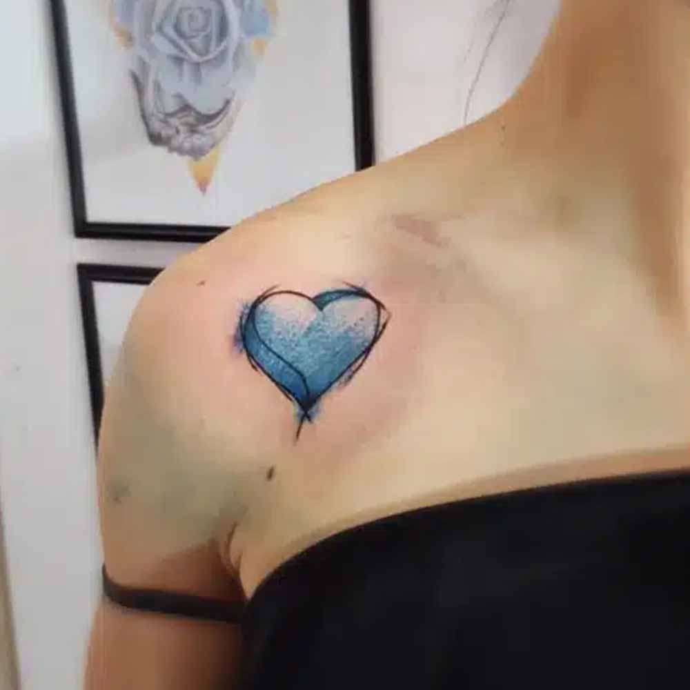 Tatuaggio cuore semplice azzurro sulla spalla Tatuaggio cuore semplice azzurro sulla spalla