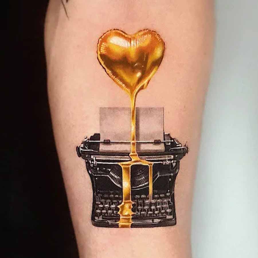 tatuaggio cuore oro e macchina da scrivere Tatuaggio cuore oro e macchina da scrivere