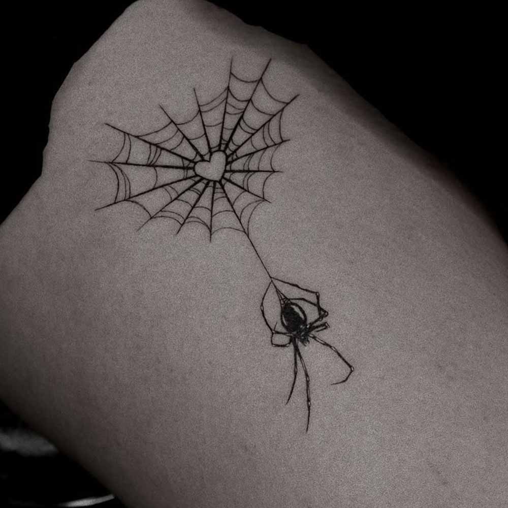 tatuaggio ragnatele a forma di cuore tatuaggio ragnatele a forma di cuore