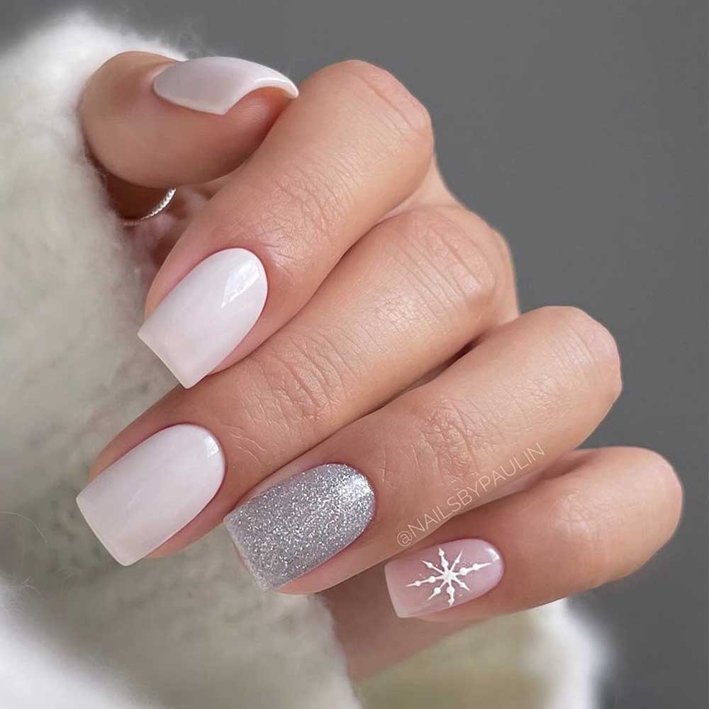 Unghie bianche e argento con fiocco di neve per Natale