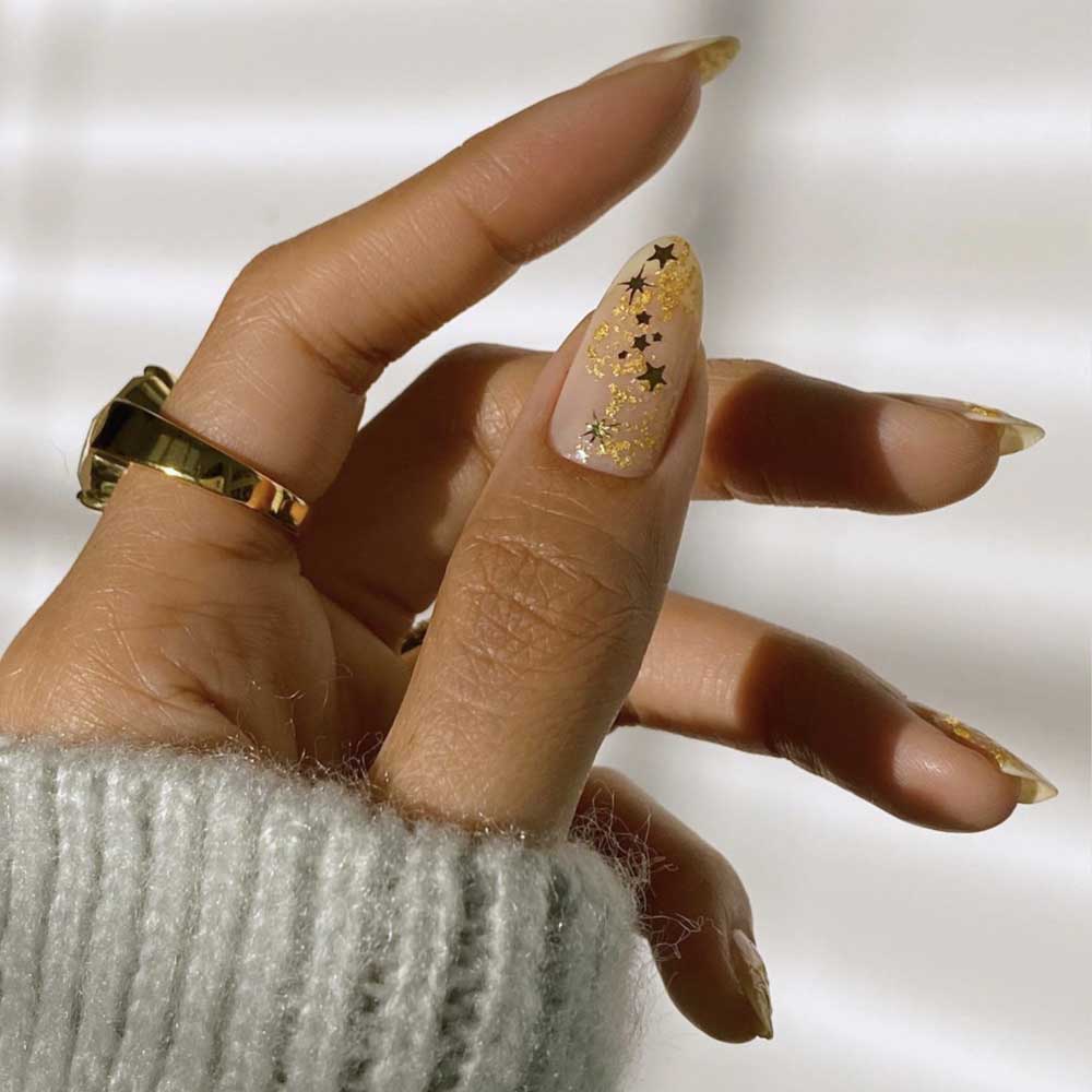 Unghie con glitter oro e stelline nere eleganti e coordinate Unghie con glitter oro e stelline nere eleganti e coordinate