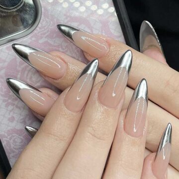 Unghie con French tips argento cromato