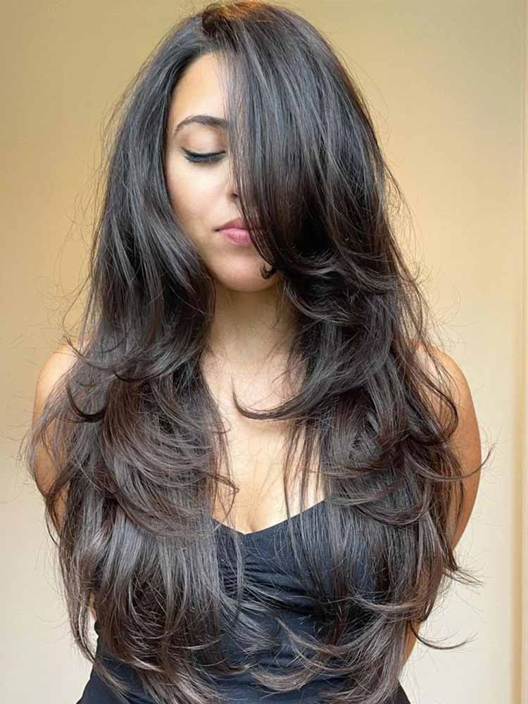 capelli neri lunghi scalati davanti 