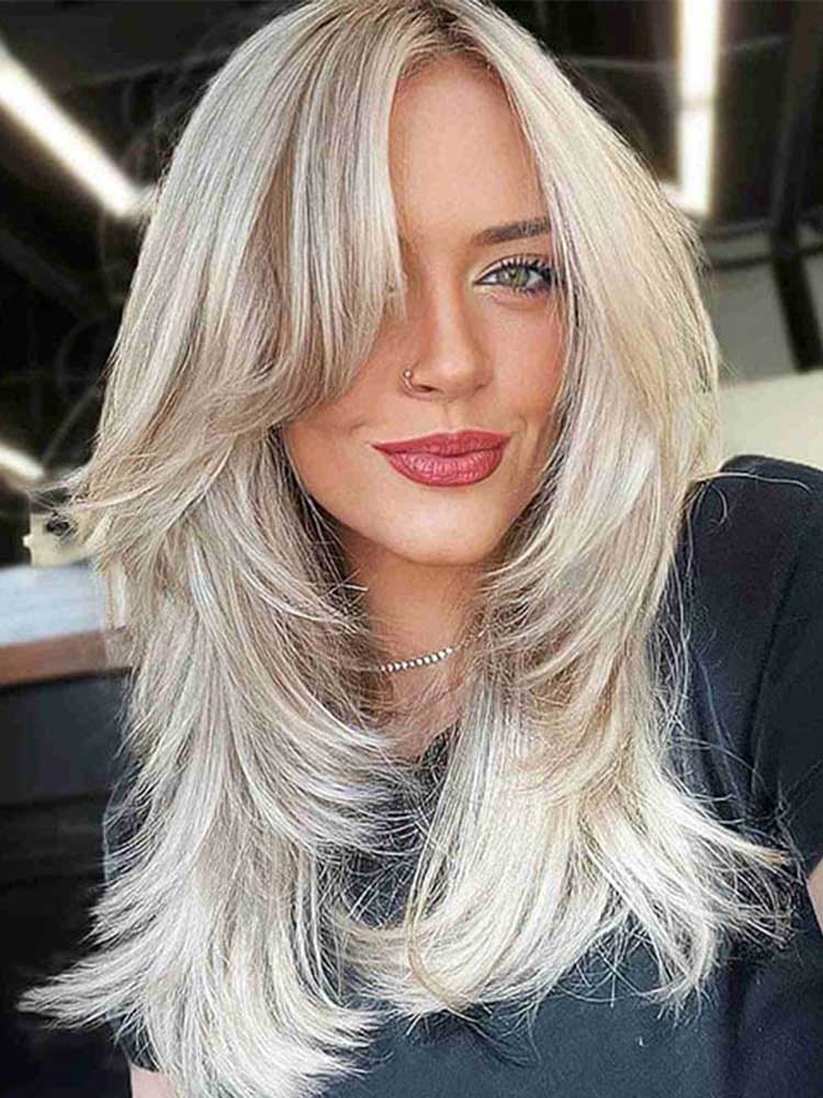 Capelli biondi lunghi scalati davanti