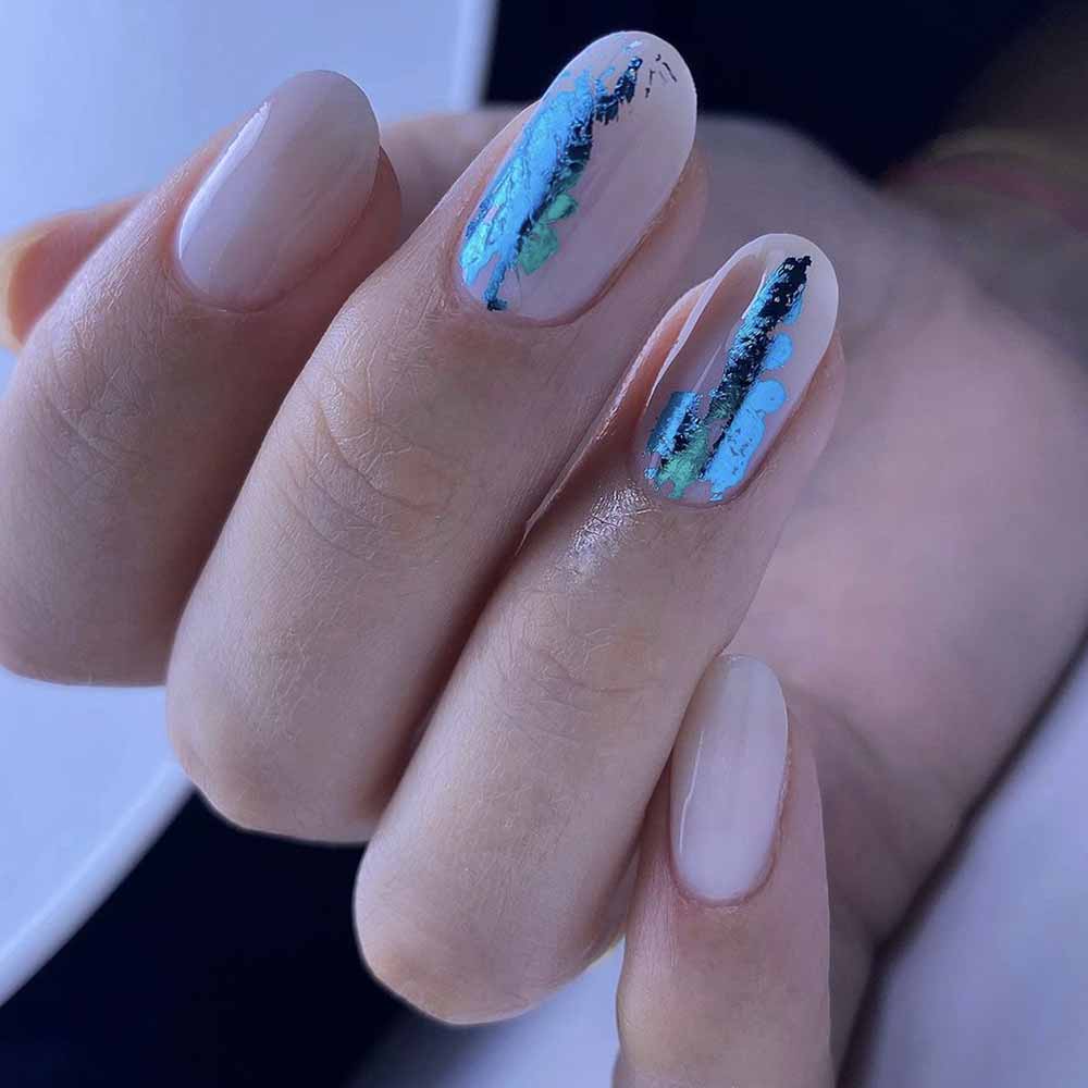 Unghie con base bianco crema e blu cromato Unghie con base bianco crema e blu cromato