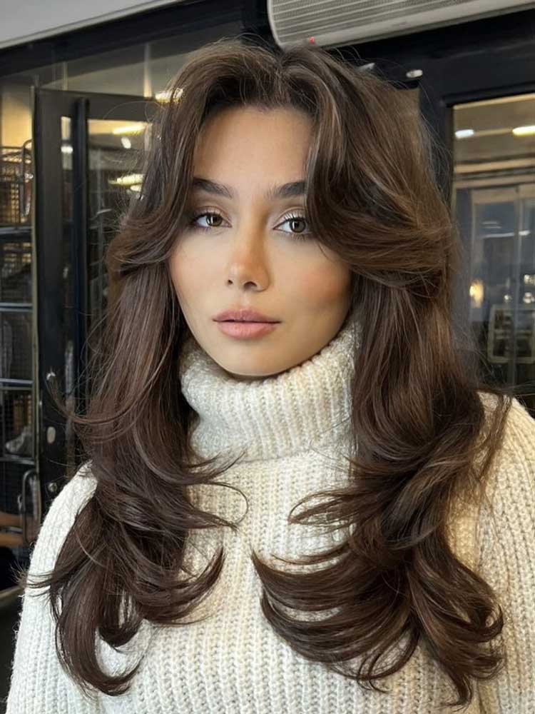 Capelli lunghi scalati davanti effetto butterfly cut