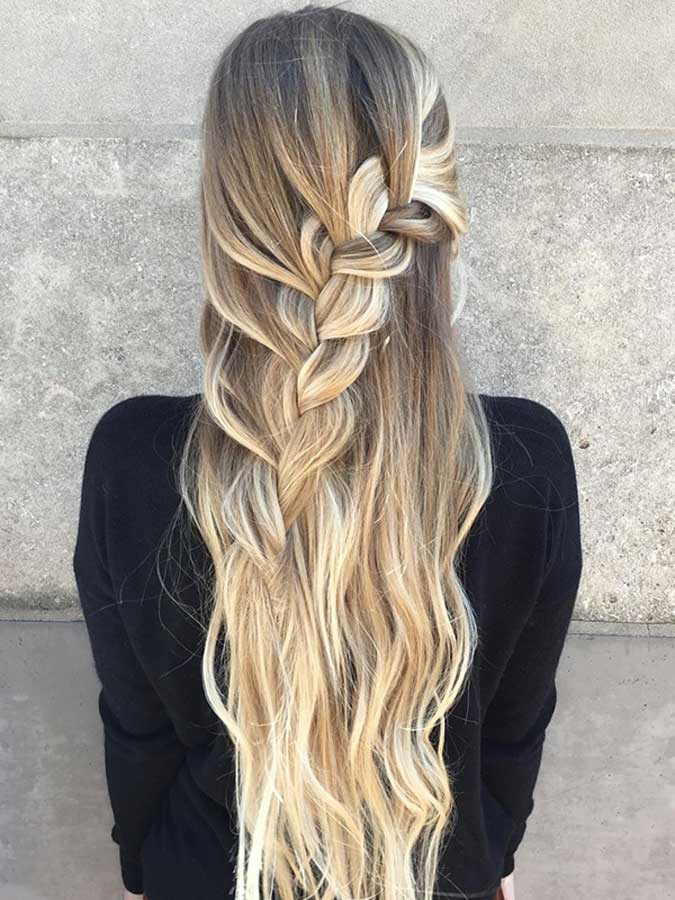 conciature semiraccolte per capelli lunghi e biondi 