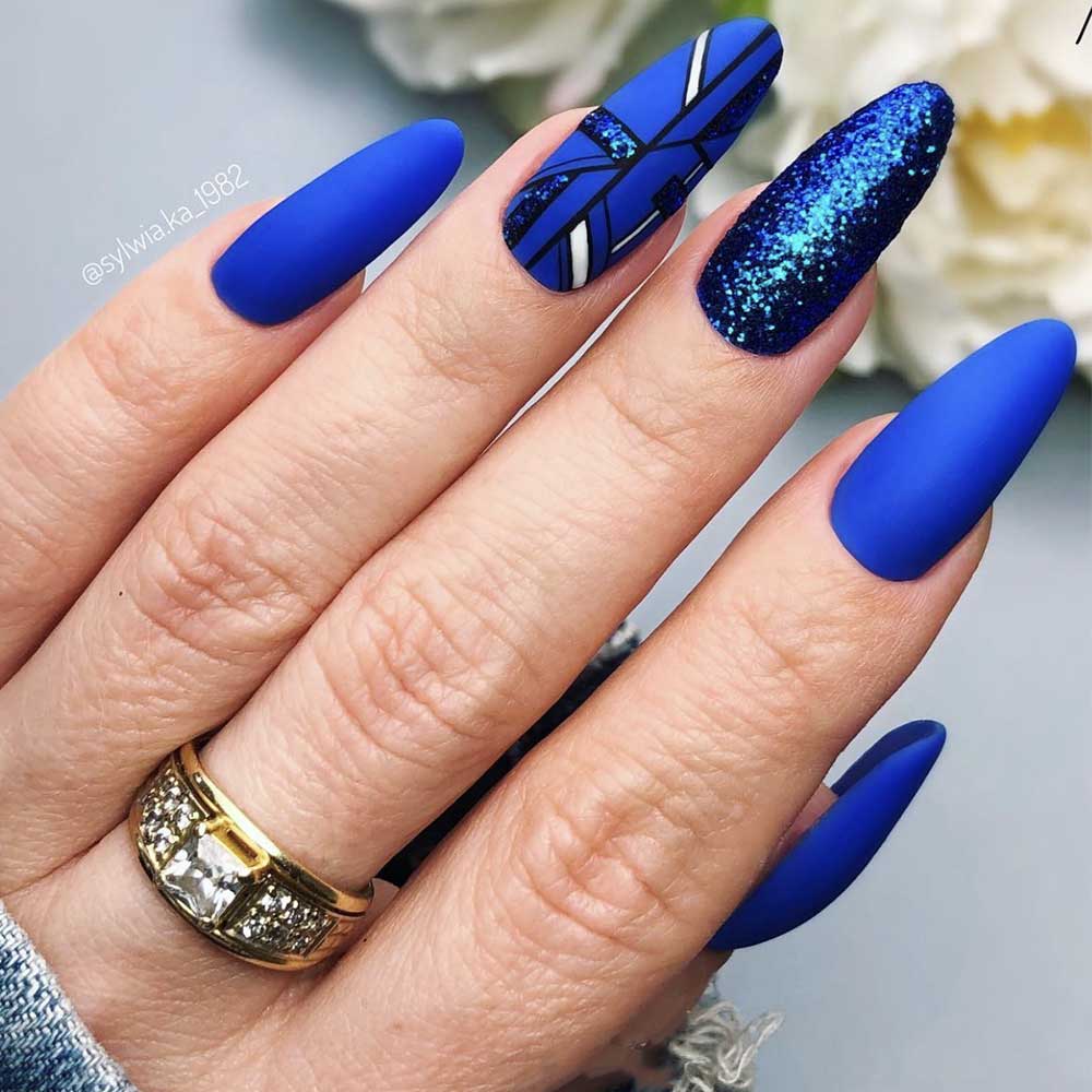 Idea nail art su base blu cobalto Idea nail art su base blu cobalto