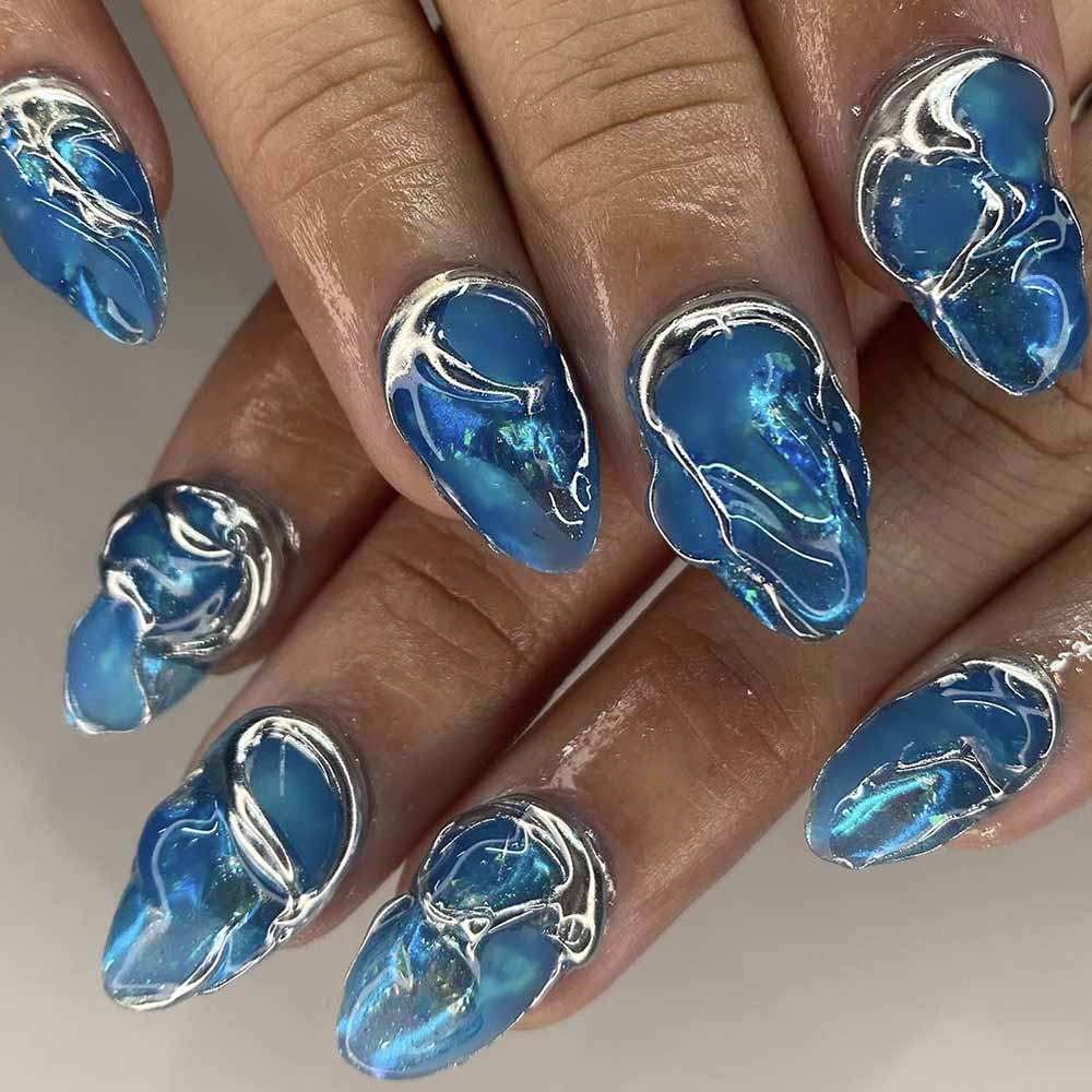 Unghie argento e blu effetto trasparente Unghie argento e blu effetto trasparente