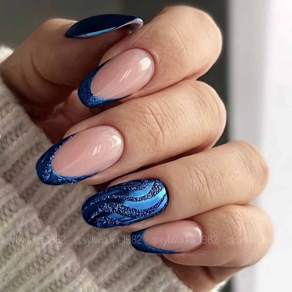 Unghie blu elettrico glitter su base rosa nude Unghie blu elettrico glitter su base rosa nude