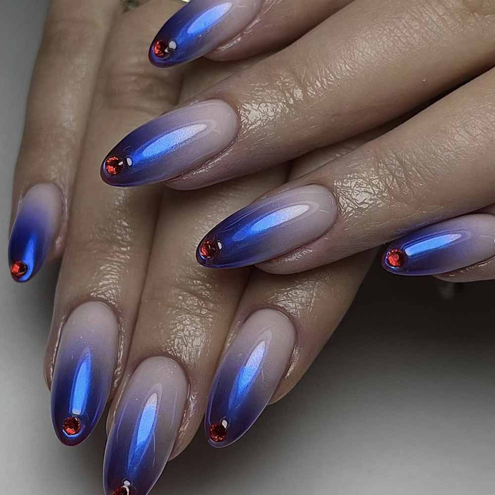Unghie blu sfumate con brillantino rosso rubino Unghie blu sfumate con brillantino rosso rubino