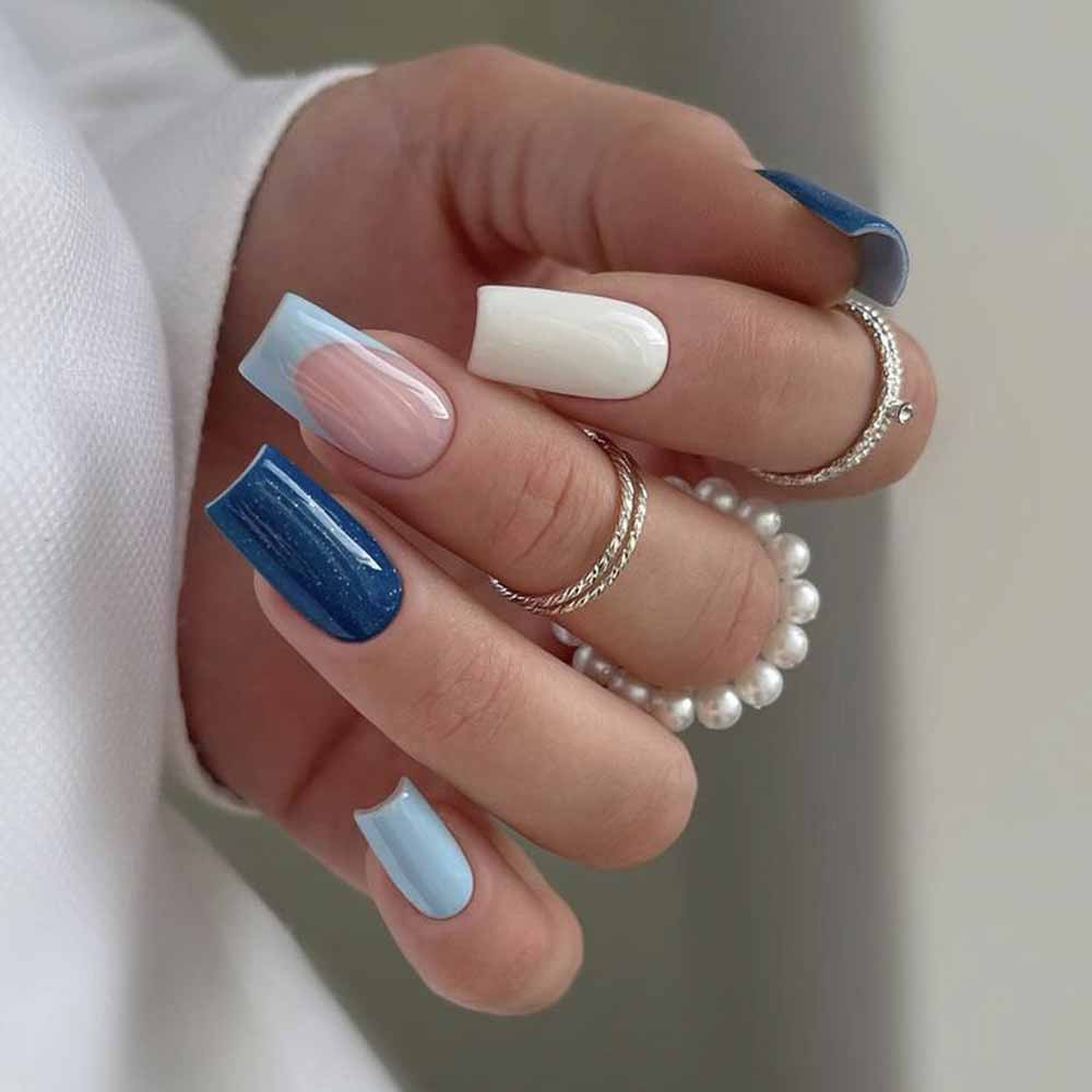 Unghie con due toni di blu e bianco Unghie con due toni di blu e bianco