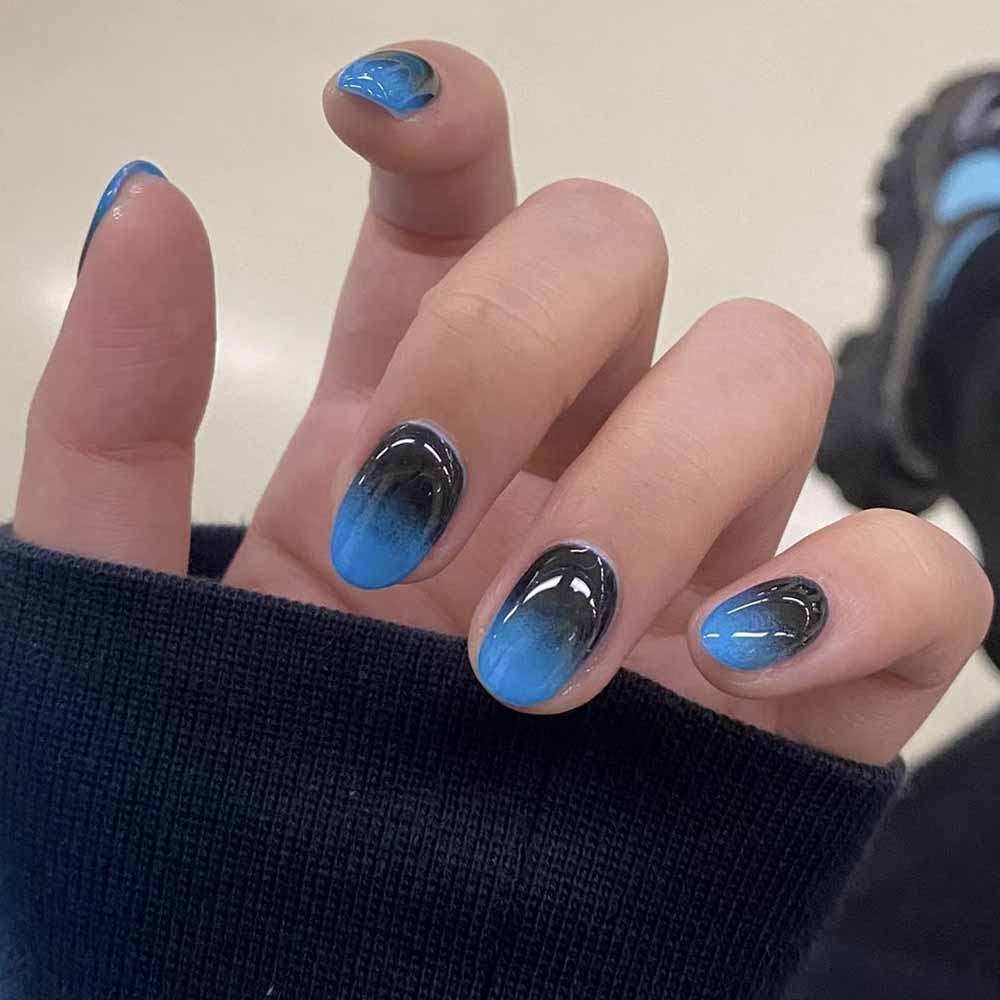 Unghie nero e blu sfumate Unghie nero e blu sfumate