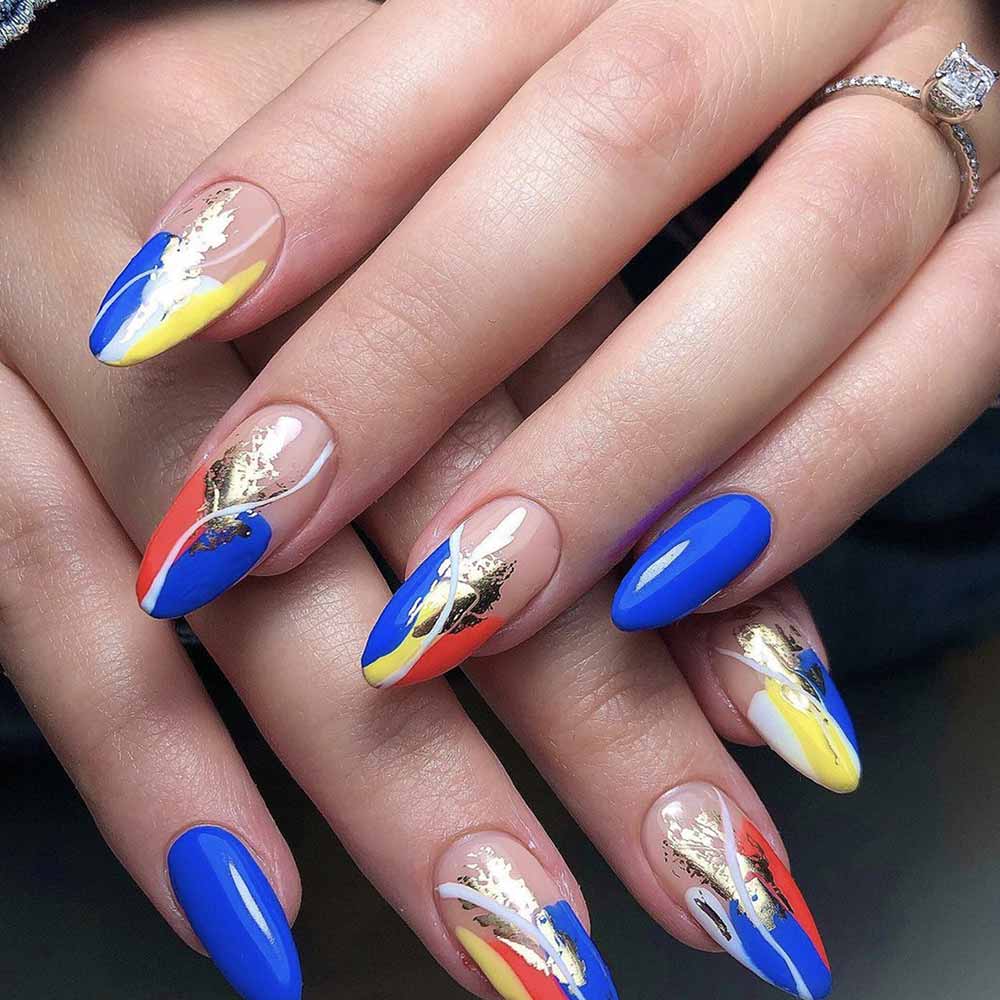 Unghie blu accesso con oro cromato e giallo e rosso Unghie blu accesso con oro cromato e giallo e rosso
