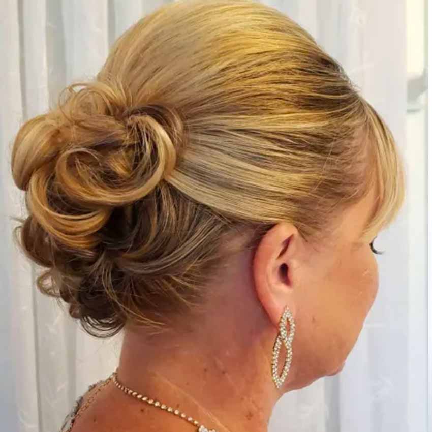 Acconciatura elegante con chignon per la madre della sposa