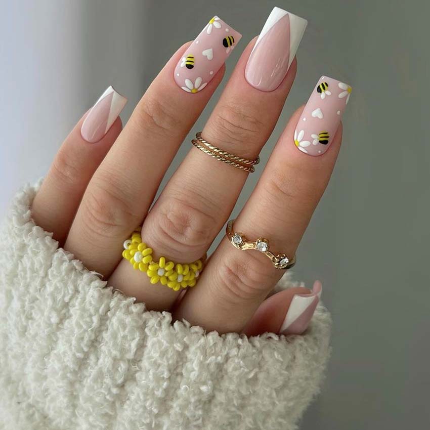 Unghie French colore classico v-shapes con fiori e api