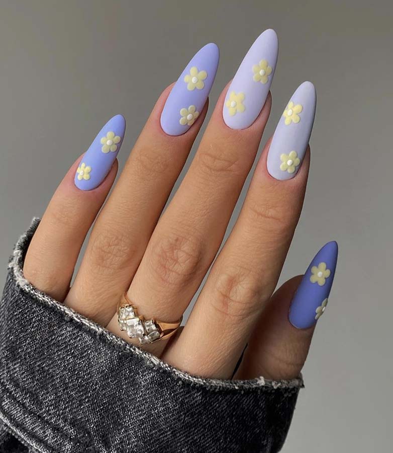 Unghie con sfumature di blu con fiori gialli Unghie con sfumature di blu con fiori gialli