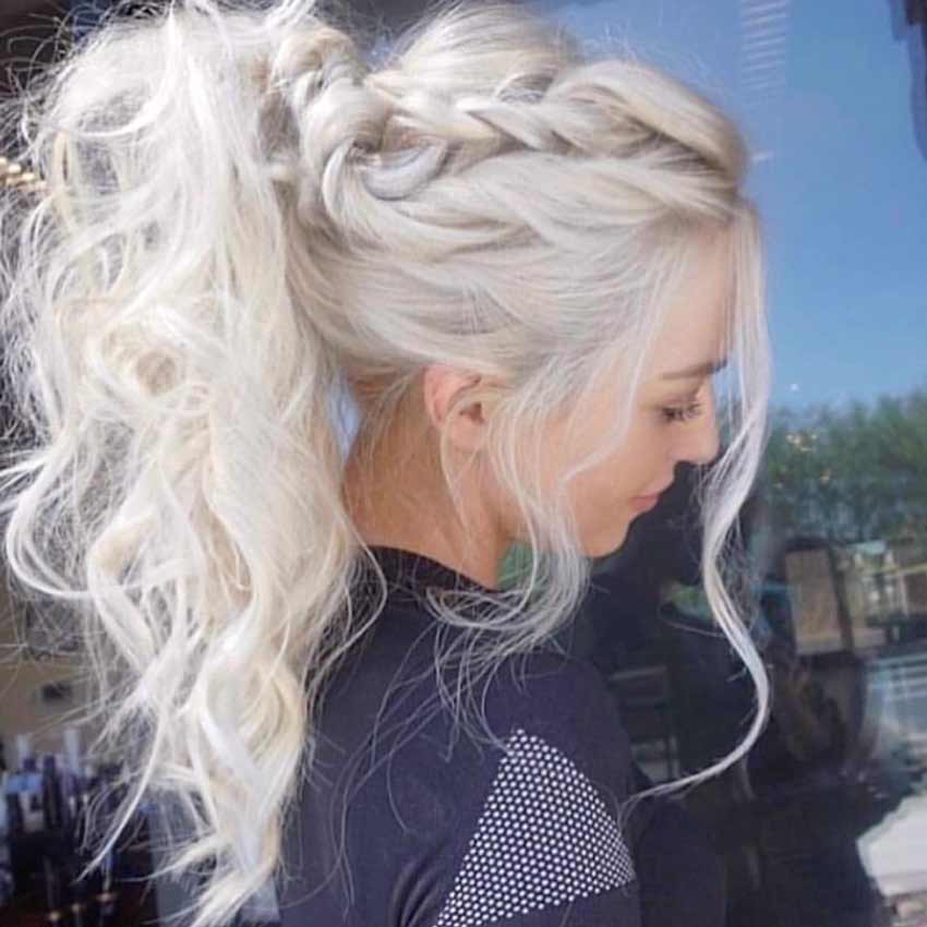 Coda di cavallo intrecciata per capelli biondi