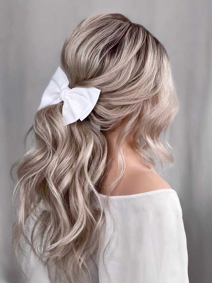 Coda di cavallo capelli biondi leggermente mossi con Papillon