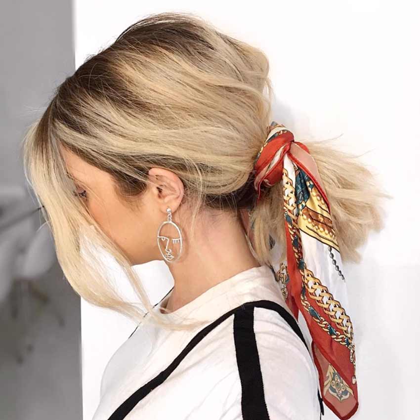 Coda di cavallo capelli corti e biondi
