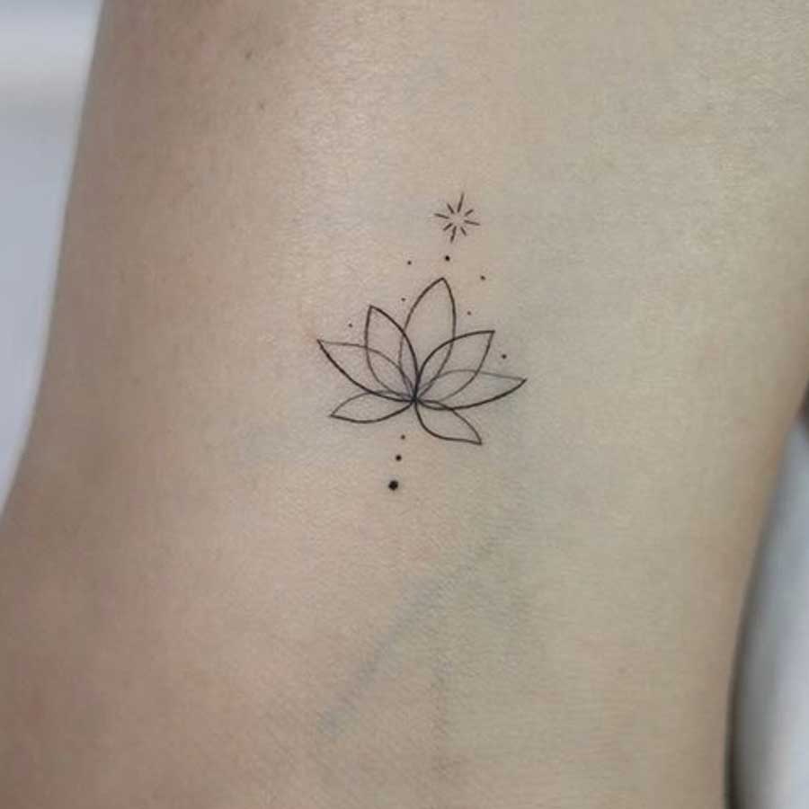 Tatuaggio molto piccolo vicino alla caviglia