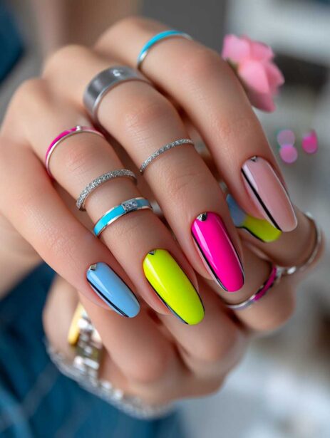 unghie fluo eleganti multi colore con decori